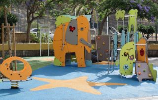 El Ayuntamiento de Santa Cruz renueva el área de juegos infantiles en Valleseco
