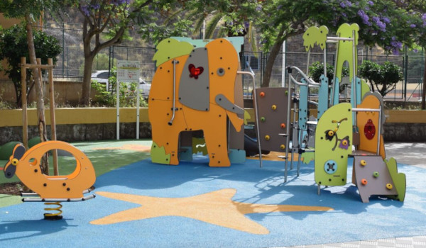 El Ayuntamiento de Santa Cruz renueva el área de juegos infantiles en Valleseco