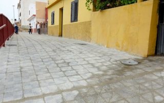 Santa Cruz asegura el firme para estabilizar las viviendas de la zona peatonal de la calle Milán, en María Jiménez