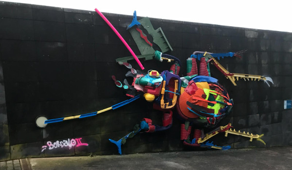 El artista Bordalo II crea un escarabajo gigante con materiales reciclados en Anaga