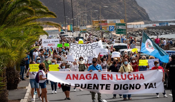 Vecinos de Anaga paralizan San Andrés para pedir un puente digno