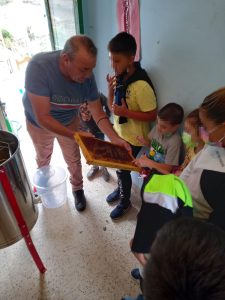 El alumnado del CEIP Julián Rojas de Vera se acerca a la apicultura